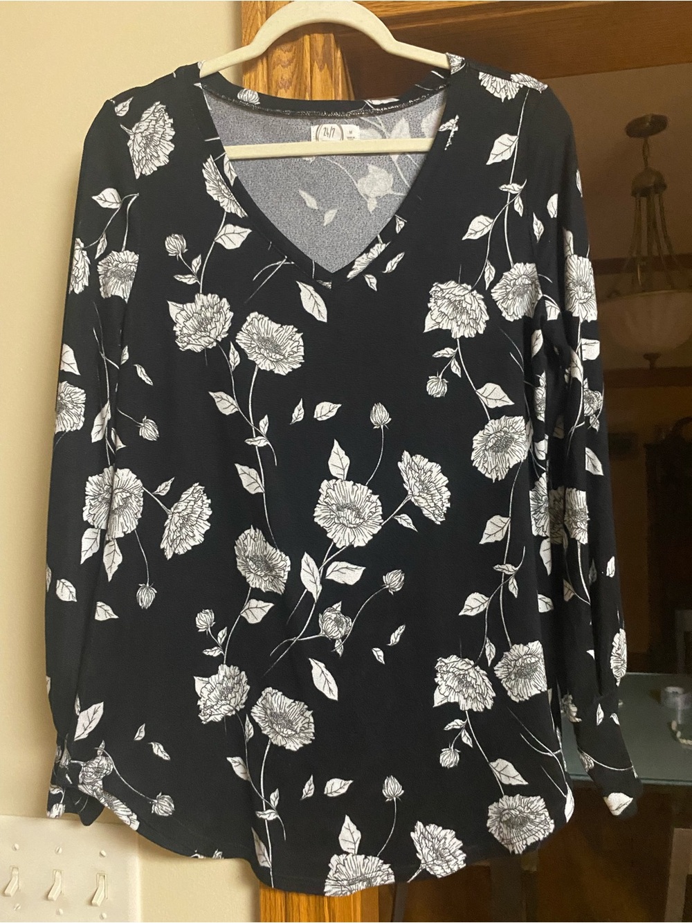 24/7 women’s Black and White Floral V-Neck Long Sleeve Blouse size M